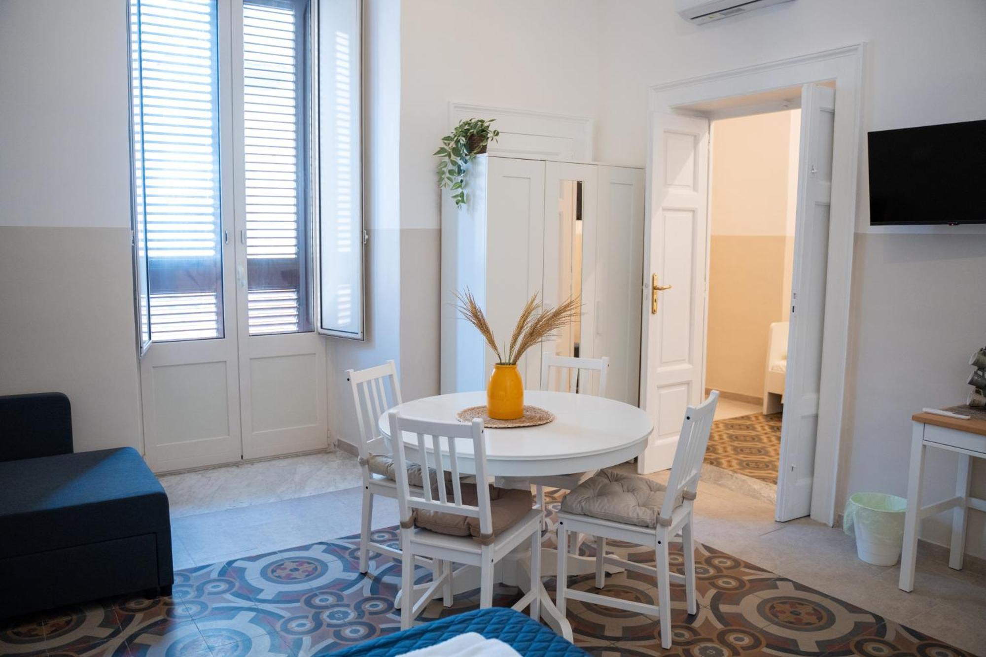バーリ Principe Amedeo 93 Bed & Breakfast エクステリア 写真